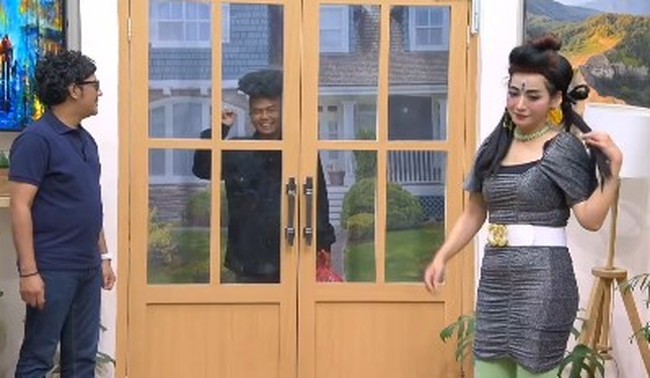 Tak hanya penonton, host lain yang ada di lokasi tersebut juga ikut ngakak melihat aksi Hesti. Foto: Instagram/@bts_trans7