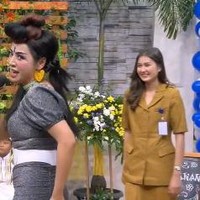 Tanpa malu-malu dan penuh rasa percaya diri Hesti bernyanyi di depan para penonton dan host di sana. Hesti sendiri memang diketahui juga kerap membuat konten-konten lucu di media sosialnya. Foto: Instagram/@bts_trans7