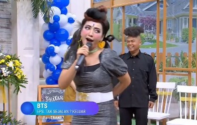 Aktris sekaligus pembawa acara Hesti Purwadinata kembali mencuri atensi karena tingkah kocaknya. Ketika tampil di acara BTS Trans 7, Hesti sempat terlihat cosplay menjadi Dewi Perssik. Ia bahkan membawakan lagu Gudang Gula Jaya. Foto: Instagram/@bts_trans7