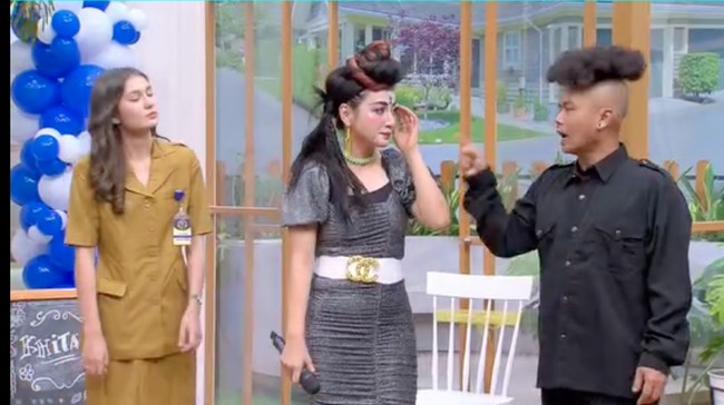 Hesti sendiri sebelumnya sempat membuat video parodi sosok pengemis viral yang marah-marah di media sosial. Video parodinya itu juga viral dan berhasil menghibur banyak orang. Foto: Instagram/@bts_trans7