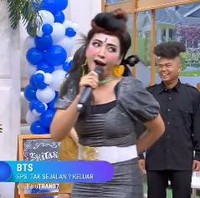 Aktris sekaligus pembawa acara Hesti Purwadinata kembali mencuri atensi karena tingkah kocaknya. Ketika tampil di acara BTS Trans 7, Hesti sempat terlihat cosplay menjadi Dewi Perssik. Ia bahkan membawakan lagu Gudang Gula Jaya. Foto: Instagram/@bts_trans7