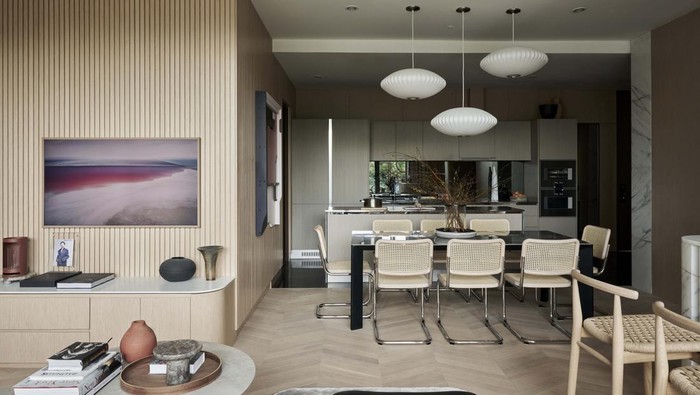 Dengan sentuhan hangat dan gaya kontemporer, Yuni Jie hadirkan konsep khasnya, 'The Art of Casual Elegance', ke dalam unit 4 kamar tidur di Savyavasa. Yuk lhat.