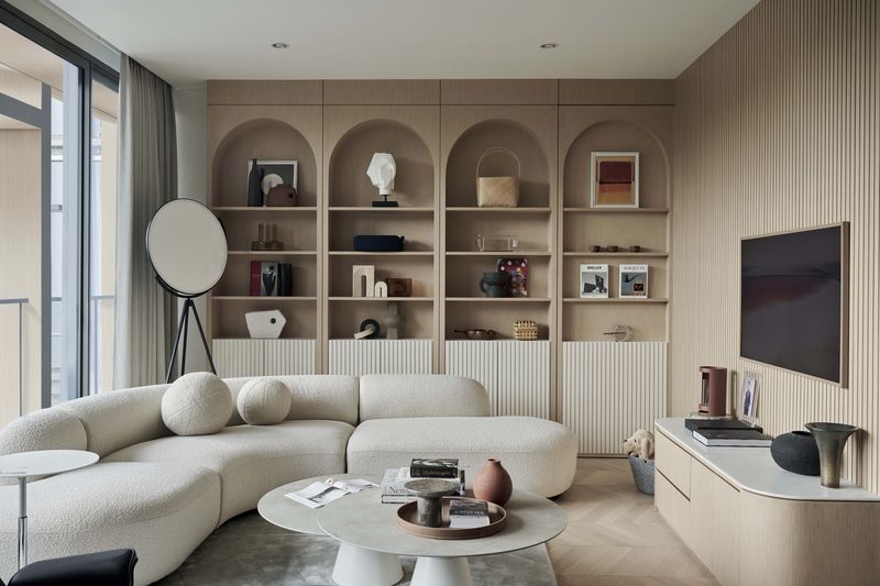 Dengan sentuhan hangat dan gaya kontemporer, Yuni Jie hadirkan konsep khasnya, 'The Art of Casual Elegance', ke dalam unit 4 kamar tidur di Savyavasa. Yuk lhat.
