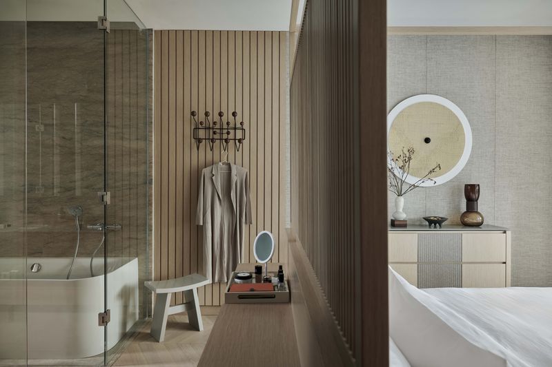 Dengan sentuhan hangat dan gaya kontemporer, Yuni Jie hadirkan konsep khasnya, 'The Art of Casual Elegance', ke dalam unit 4 kamar tidur di Savyavasa. Yuk lhat.