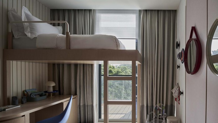 Dengan sentuhan hangat dan gaya kontemporer, Yuni Jie hadirkan konsep khasnya, 'The Art of Casual Elegance', ke dalam unit 4 kamar tidur di Savyavasa. Yuk lhat.