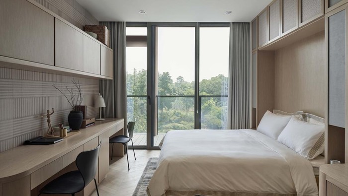 Inspirasi Interior Bergaya Japandi dengan Sentuhan Indonesia Dengan sentuhan hangat dan gaya kontemporer, Yuni Jie hadirkan konsep khasnya, 'The Art of Casual Elegance', ke dalam unit 4 kamar tidur di Savyavasa. Yuk lhat.