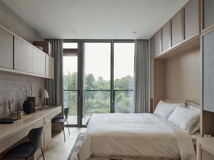 Dengan sentuhan hangat dan gaya kontemporer, Yuni Jie hadirkan konsep khasnya, The Art of Casual Elegance, ke dalam unit 4 kamar tidur di Savyavasa. Yuk lhat.