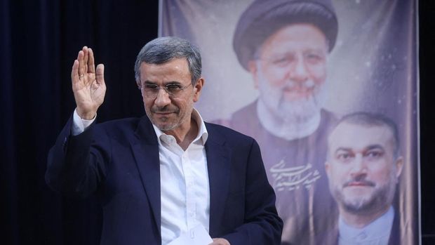 Mahmoud Ahmadinejad former president of Iran, waves at a press conference after registering as a candidate for the presidential election at the Interior Ministry, in Tehran, Iran June 2, 2024. Majid Asgaripour/WANA (West Asia News Agency) via REUTERS ATTENTION EDITORS - THIS PICTURE WAS PROVIDED BY A THIRD PARTY