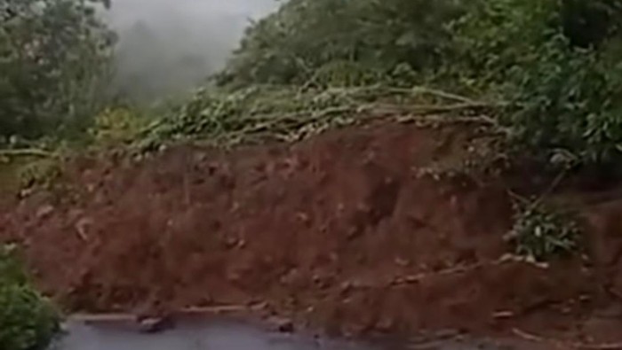 Jalan poros Pendopo-Tebing Tinggi di Kabupaten Empat Lawang lumpuh akibat longsor.