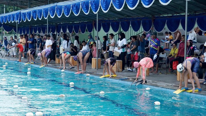 Sejumlah atlet muda mengikuti ajang Fun Swimming Competition Youthswim 2024 di Arena Yonif Mekanis 201, Jakarta Timur.