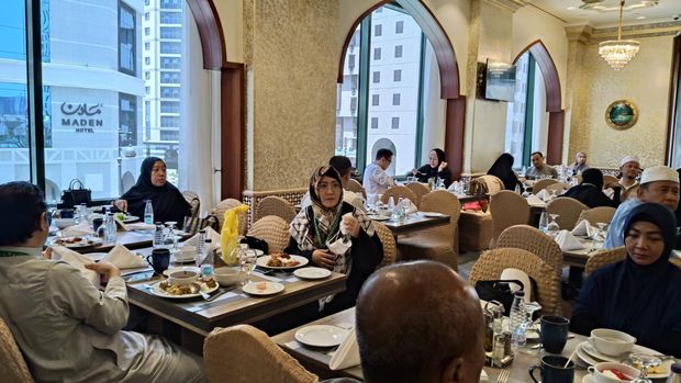 Jemaah Maktour di restoran Marmara Hotel Hilton Madinah