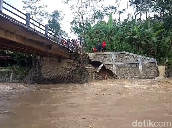 jembatan penghubung Kecamatan Wanayasa dan Pagentan di Kabupaten Banjarnegara putus akibat tergerus erosi, Senin (3/6/2024).