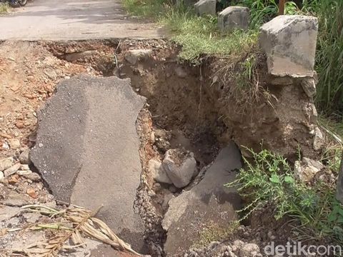 jembatan penghubung Kecamatan Wanayasa dan Pagentan di Kabupaten Banjarnegara putus akibat tergerus erosi, Senin (3/6/2024).
