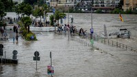 Sungai Neckar telah meluap di Heidelberg, Jerman, Minggu (2/6/2024). (AP Photo/Michael Probst)  