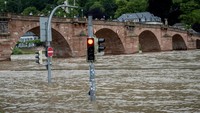 Curah hujan yang terus menerus selama beberapa hari telah menyebabkan permukaan air naik di beberapa sungai di Jerman, termasuk Donau, Neckar, dan Guenz, yang menyebabkan banjir meluas di kota-kota pesisir. (AP Photo/Michael Probst)  