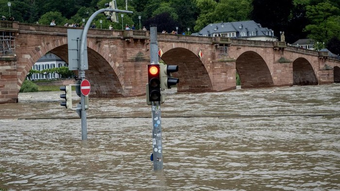 Jerman Diterjang Banjir Bandang, Ribuan Orang Mengungsi The river Neckar has left its banks in Heidelberg, Germany, Sunday, June 2, 2024. Parts of southern Germany have been flooded after heavy rainfalls during the last days. (AP Photo/Michael Probst)