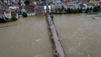 Seperti dikutip dari Xinhua, dua negara bagian di Jerman selatan, Bavaria dan Baden-Wuerttemberg adalah yang paling terkena dampaknya. Pada pukul 02.00 waktu setempat (00.00 GMT) pada hari Minggu (2/6/2024), 10 distrik di Bavaria telah mengumumkan keadaan darurat, dengan lebih dari 670 penduduk distrik Neuburg-Schrobenhausen dievakuasi, kata otoritas setempat. (AP Photo/Michael Probst)  