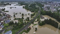 Dinas Cuaca Jerman telah mengeluarkan peringatan cuaca buruk tingkat tertinggi untuk beberapa distrik di Jerman selatan. Di kota Meckenbeuren di Baden-Wuerttemberg, sekitar 1.300 orang juga diminta meninggalkan rumah mereka karena resiko banjir. (Felix Kastle/dpa via AP)  