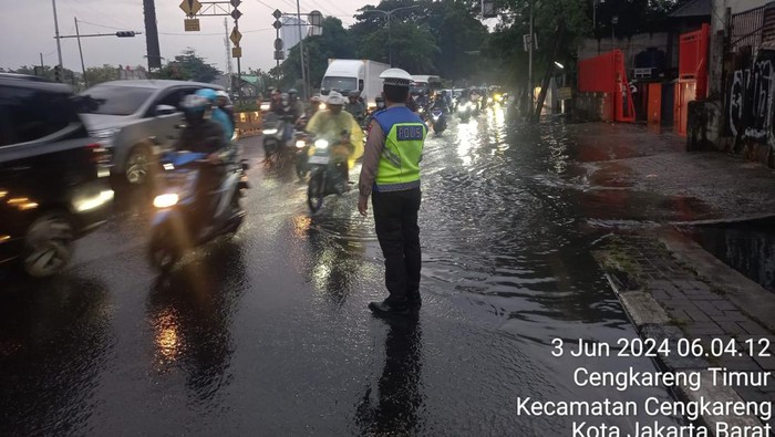 Kemacetan Melanda Jalan Daan Mogot Jakarta Barat Akibat Genangan Pagi