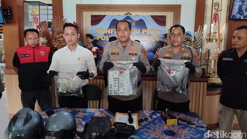 Kapolres Tabanan AKBP Leo Dedy Defretes menunjukkan barang bukti kasus curanmor saat konferensi pers di Mapolres Tabanan, Senin (3/6/2024). (Foto: Ahmad Firizqi Irwan/detikBali)