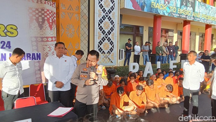 Kapolrestabes Palembang Kombes Harryo Sugihhartono saat merilis ungkap kasus 3C di Mapolrestabes Palembang.