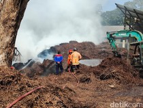 10 Jam Berlalu, Kebakaran Gudang Kayu Putih di Gunungkidul Belum Padam