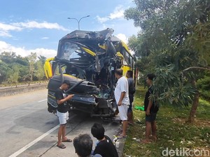 Petaka Bus Rombongan Ziarah Wali di Tol Pandaan
