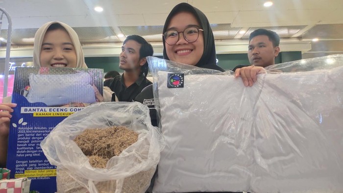 Kelompok Anak Kreatif Untuk Bangsa (Ankubas) menyulap eceng gondok jadi bantal.