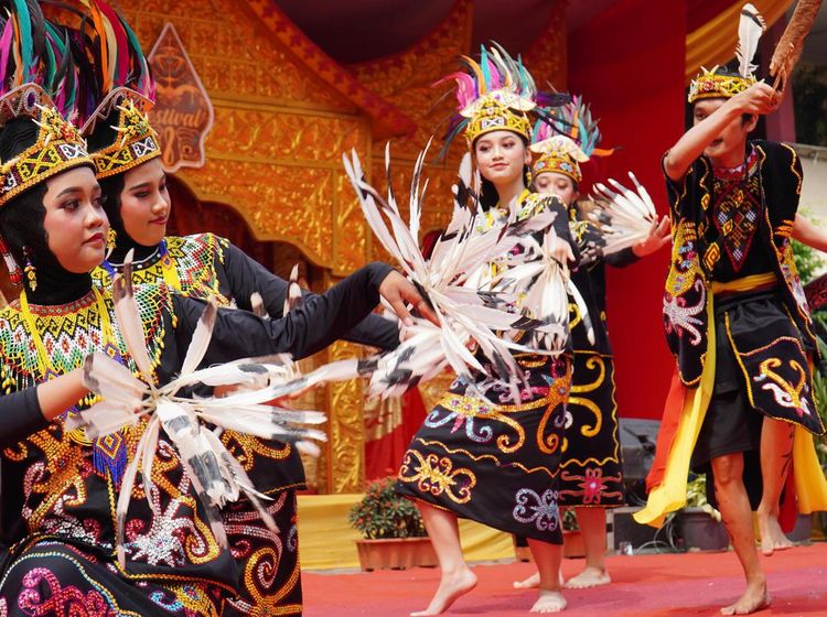 Kenalkan Budaya Lokal-Internasional ke Generasi Muda