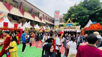 SMA Negeri 8 Jakarta tergerak memberikan wadah bagi generasi muda Indonesia dalam bentuk Festival Budaya 8 yang diberi tajuk ‘Manjago Budayo Marajuik Kabaragaman mengusung adat Sumatera Barat.