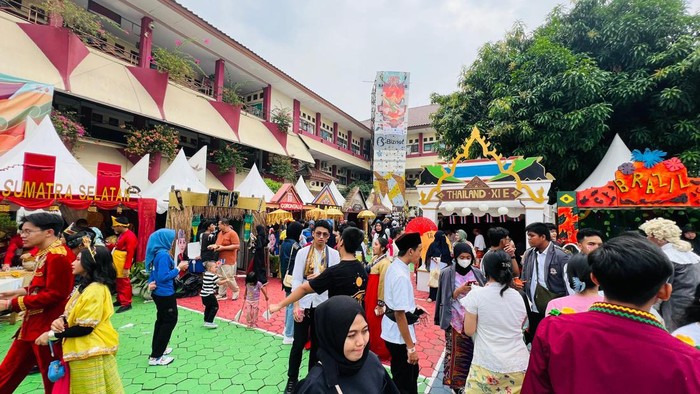 Kenalkan Budaya Lokal-Internasional ke Generasi Muda SMA N 8 menggelar Festival Budaya (Fesbud) 8 guna memperkenalkan budaya lokal dan internasional kepada para generasi muda. Ini potretnya.