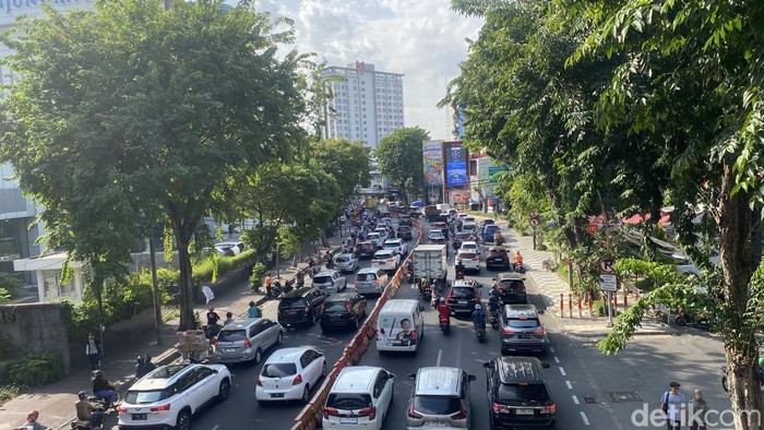 Kepadatan lalu lintas di Jalan Basuki Rahmat imbas rombongan buruh yang hendak demo ke Polrestabes Surabaya.
