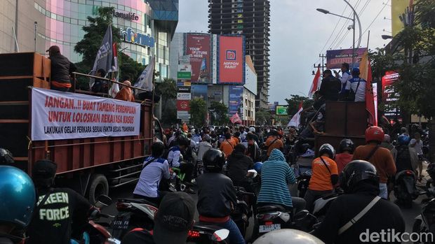Kepadatan lalu lintas di Jalan Basuki Rahmat imbas rombongan buruh yang hendak demo ke Polrestabes Surabaya.