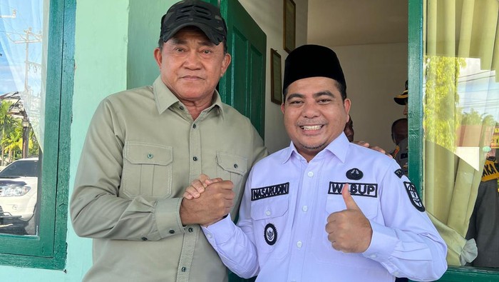 Ketua Badan Gizi Nasional Kemenhan Mayor Jenderal TNI (Purn) Lodewyk Pusung dan  Wakil Bupati Pelalawan, H Nasarudin (dok.ist)