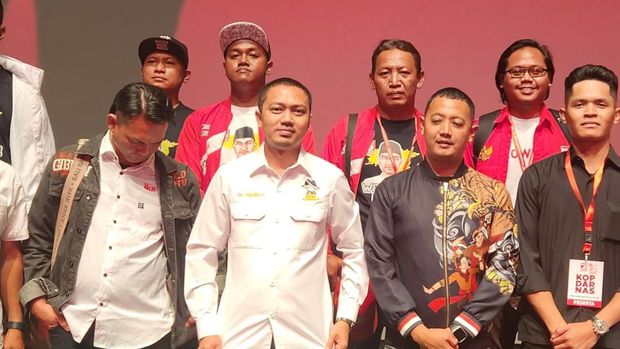Ketua DPW PSI Jatim Aan Rochayanto (kemeja putih)
