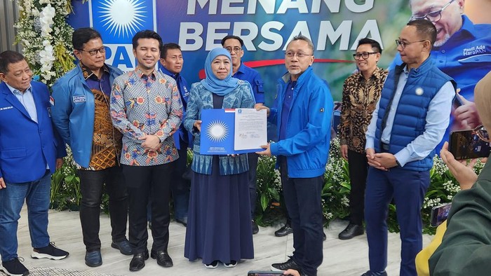 Ketum PAN Zulkifli Hasan berikan SK dukungan ke Khofifa-Emil Dardak