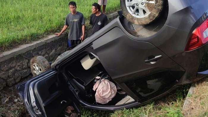 Kondisi mobil yang mengalami kecelakan tunggal di jalan Daendels ruas Bapangan, Karangsewu, Galur, Kulon Progo, Senin (3/6/2024).