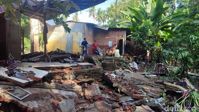 Kondisi rumah warga yang rusak parah akibat banjir bandang di Lubuklinggau