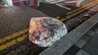 Korea Utara mulai mengirimkan ratusan balon yang membawa kantong-kantong sampah pada awal pekan ini. Korsel lalu menganggap tindakan tersebut sebagai balon kelas rendah. Korsel memperingatkan akan adanya tindakan balasan yang tegas kecuali Pyongyang menghentikan provokasi tidak rasional tersebut. (REUTERS/The Defense Ministry)