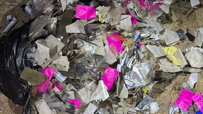 Korut Kembali Hujani Korsel dengan Balon Isi Sampah dan Kotoran Various objects including what appeared to be trash that crossed the inter-Korean border with a balloon believed to have been sent by North Korea, is pictured in Seoul, in this picture provided and released by the Defense Ministry, June 2, 2024. The Defense Ministry/Handout via REUTERS ATTENTION EDITORS - THIS IMAGE HAS BEEN SUPPLIED BY A THIRD PARTY. BEST QUALITY AVAILABLE.