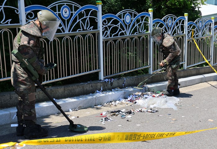 A balloon believed to have been sent by North Korea, carrying various objects including what appeared to be trash, is pictured in Incheon, South Korea, June 2, 2024.       Yonhap via REUTERS   THIS IMAGE HAS BEEN SUPPLIED BY A THIRD PARTY. NO RESALES. NO ARCHIVES. SOUTH KOREA OUT. NO COMMERCIAL OR EDITORIAL SALES IN SOUTH KOREA. BEST QUALITY AVAILABLE.