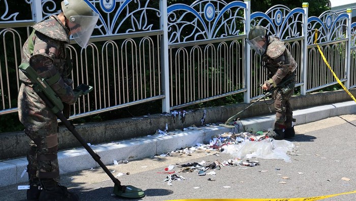 Korut Kembali Hujani Korsel dengan Balon Isi Sampah dan Kotoran A balloon believed to have been sent by North Korea, carrying various objects including what appeared to be trash, is pictured in Incheon, South Korea, June 2, 2024. Yonhap via REUTERS THIS IMAGE HAS BEEN SUPPLIED BY A THIRD PARTY. NO RESALES. NO ARCHIVES. SOUTH KOREA OUT. NO COMMERCIAL OR EDITORIAL SALES IN SOUTH KOREA. BEST QUALITY AVAILABLE.