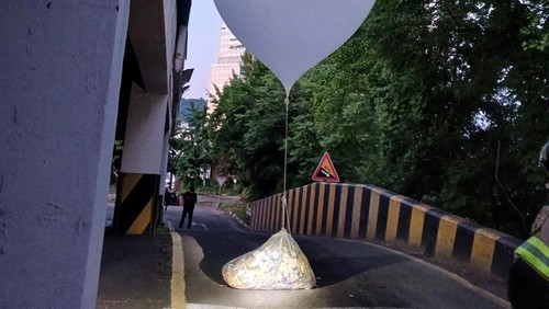 A balloon believed to have been sent by North Korea, carrying various objects including what appeared to be trash, is pictured in Incheon, South Korea, June 2, 2024.       Yonhap via REUTERS   THIS IMAGE HAS BEEN SUPPLIED BY A THIRD PARTY. NO RESALES. NO ARCHIVES. SOUTH KOREA OUT. NO COMMERCIAL OR EDITORIAL SALES IN SOUTH KOREA. BEST QUALITY AVAILABLE.