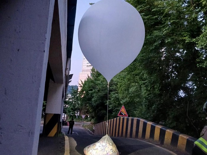 A balloon believed to have been sent by North Korea, carrying various objects including what appeared to be trash, is pictured in Incheon, South Korea, June 2, 2024.       Yonhap via REUTERS   THIS IMAGE HAS BEEN SUPPLIED BY A THIRD PARTY. NO RESALES. NO ARCHIVES. SOUTH KOREA OUT. NO COMMERCIAL OR EDITORIAL SALES IN SOUTH KOREA. BEST QUALITY AVAILABLE.