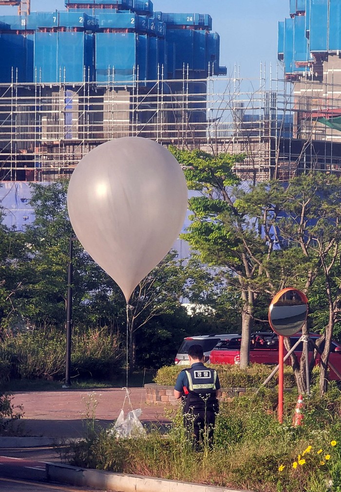 A balloon believed to have been sent by North Korea, carrying various objects including what appeared to be trash, is pictured in Incheon, South Korea, June 2, 2024.       Yonhap via REUTERS   THIS IMAGE HAS BEEN SUPPLIED BY A THIRD PARTY. NO RESALES. NO ARCHIVES. SOUTH KOREA OUT. NO COMMERCIAL OR EDITORIAL SALES IN SOUTH KOREA. BEST QUALITY AVAILABLE.