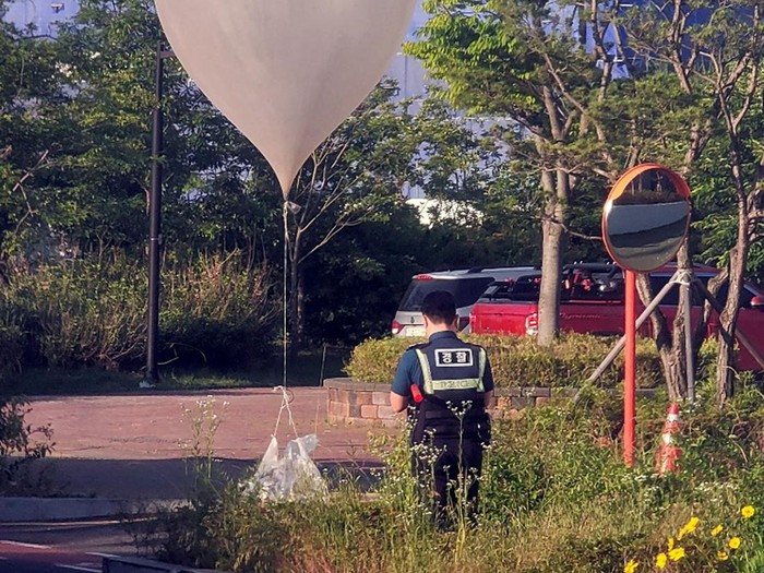 A balloon believed to have been sent by North Korea, carrying various objects including what appeared to be trash, is pictured in Incheon, South Korea, June 2, 2024.       Yonhap via REUTERS   THIS IMAGE HAS BEEN SUPPLIED BY A THIRD PARTY. NO RESALES. NO ARCHIVES. SOUTH KOREA OUT. NO COMMERCIAL OR EDITORIAL SALES IN SOUTH KOREA. BEST QUALITY AVAILABLE.