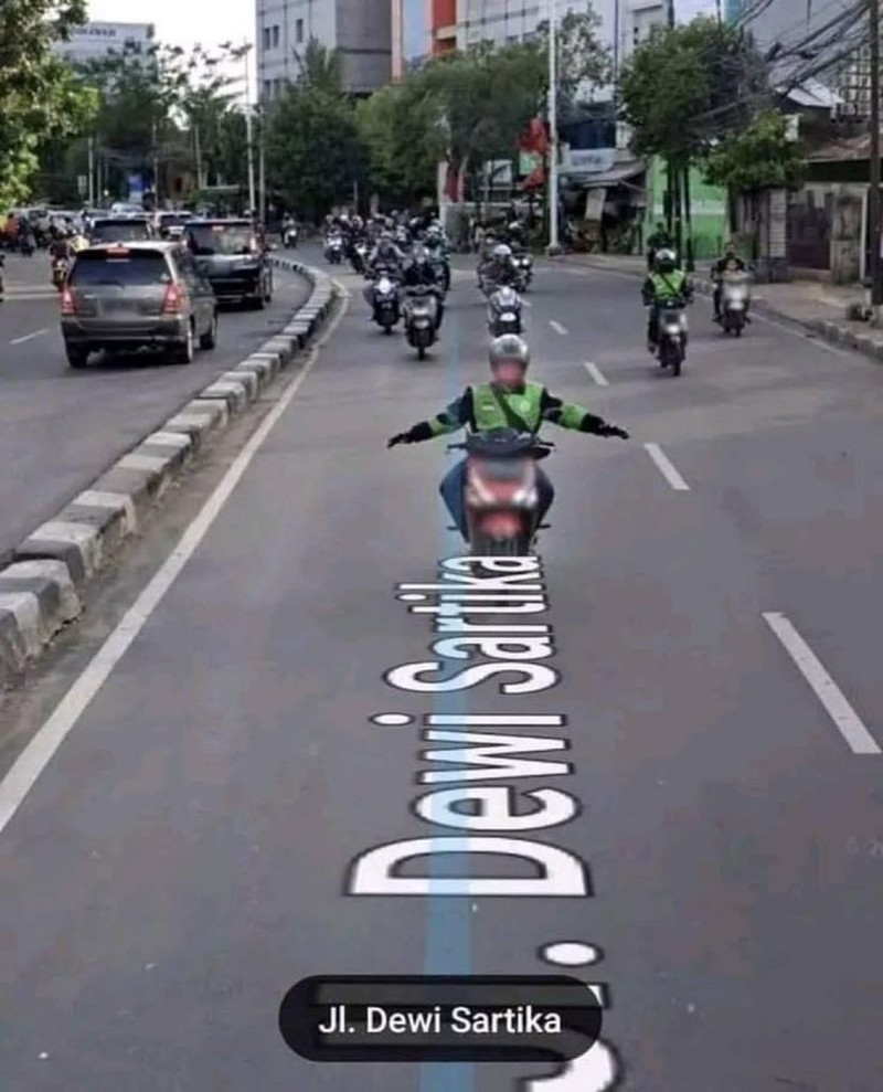 Kita tidak bisa mengontrol 100% apa yang ada di internet, karena itu, ada saja hal random yang mungkin lewat di timeline. Kayak yang berikut ini.