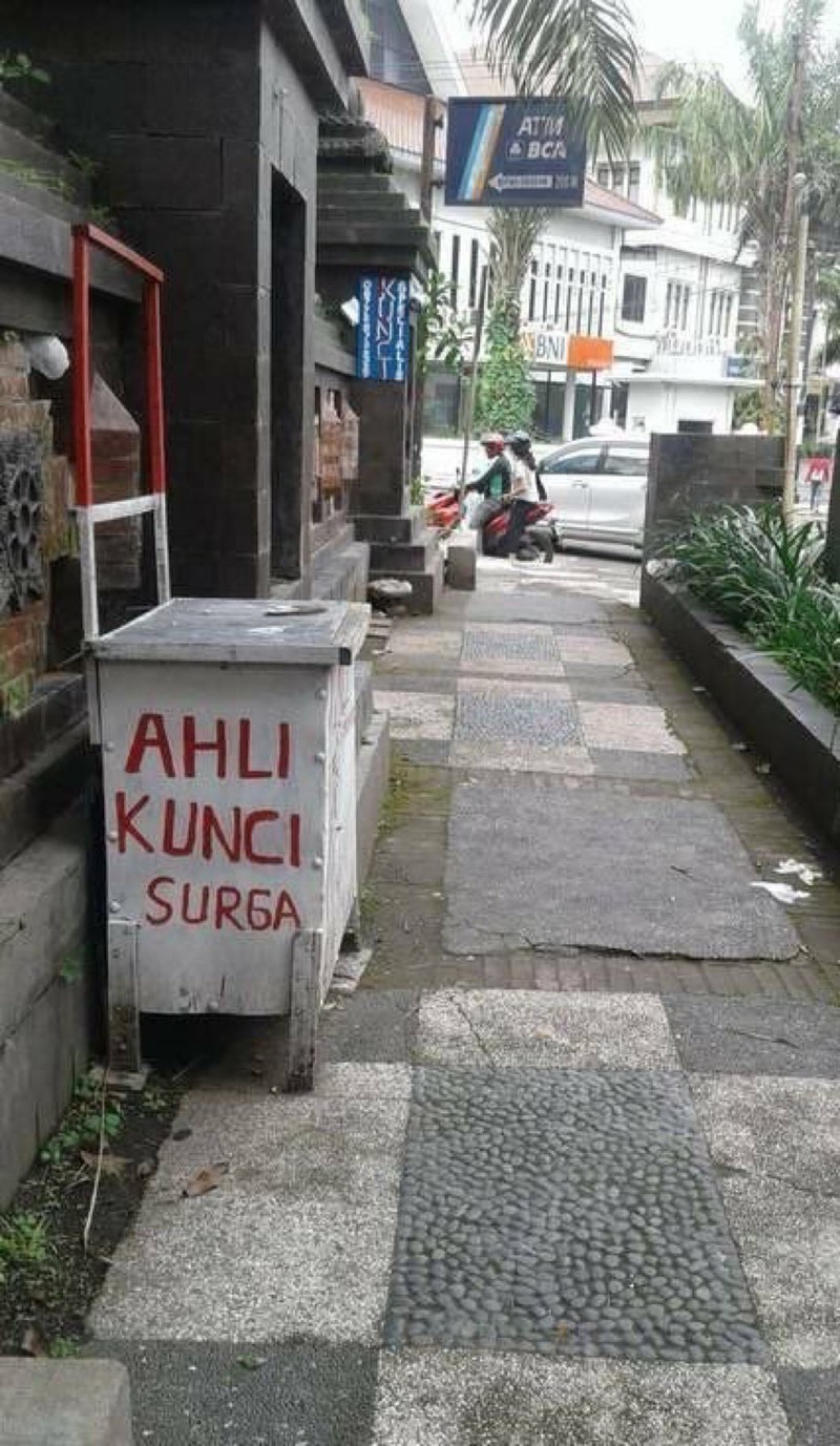 Kita tidak bisa mengontrol 100% apa yang ada di internet, karena itu, ada saja hal random yang mungkin lewat di timeline. Kayak yang berikut ini.