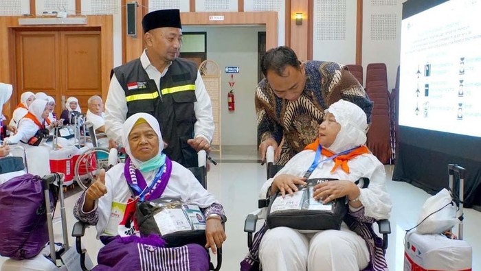 Layanan Kursi Roda untuk Jemaah Haji Lansia Bank Syariah Indonesia optimalkan layanan bagi jemaah haji yang berusia lanjut usia (lansia). Mereka penyediaan 200 kursi roda selama ibadah haji di Tanah Suci.