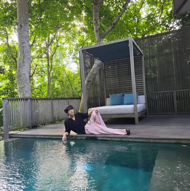 Baru-baru ini Lee Joon Gi kembali mengunggah fotonya di Bali. Meski tidak menyebutkan lokasinya, fans bisa mengetahui suasananya seperti di Bali. Foto: Instagram Lee Joon Gi